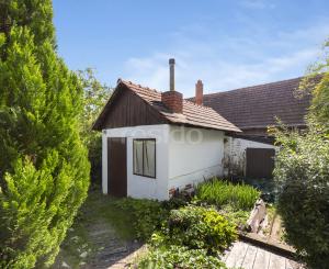 Príjemný domček v obci Zlatno s veľkou záhradou, ideálny na oddych aj trvalé bývanie