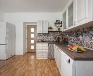 Príjemný domček v obci Zlatno s veľkou záhradou, ideálny na oddych aj trvalé bývanie