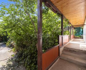 Príjemný domček v obci Zlatno s veľkou záhradou, ideálny na oddych aj trvalé bývanie