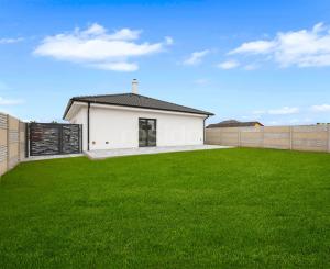 Moderný 4 izbový nízkoenergetický dom s fotovoltaikou v Kostolišti