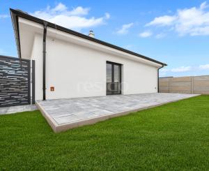 Moderný 4 izbový nízkoenergetický dom s fotovoltaikou v Kostolišti