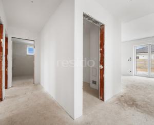 Moderný 4 izbový nízkoenergetický dom s fotovoltaikou v Kostolišti