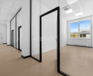 Štýlové a presvetlené priestory v modernej budove Business Hub A13 Concept