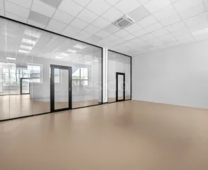 Štýlové a presvetlené priestory v modernej budove Business Hub A13 Concept