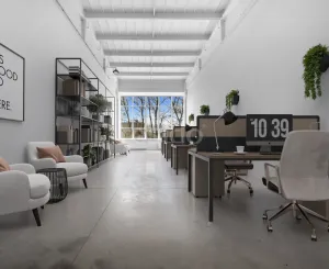 Štýlové a presvetlené priestory v modernej budove Business Hub A13 Concept