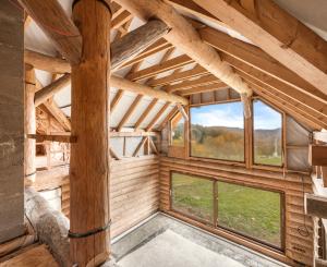 Honosný zrub s maximálnym súkromím v prírodnom prostredí v Novej Bani