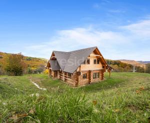 Honosný zrub s maximálnym súkromím v prírodnom prostredí v Novej Bani