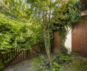 Príjemný domček v obci Zlatno s veľkou záhradou, ideálny na oddych aj trvalé bývanie