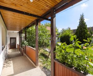 Príjemný domček v obci Zlatno s veľkou záhradou, ideálny na oddych aj trvalé bývanie