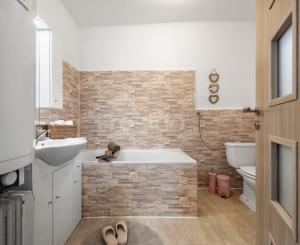 Príjemný domček v obci Zlatno s veľkou záhradou, ideálny na oddych aj trvalé bývanie