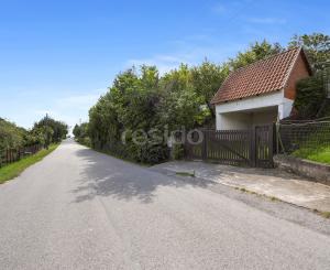 Príjemný domček v obci Zlatno s veľkou záhradou, ideálny na oddych aj trvalé bývanie