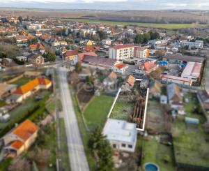 Lukratívny pozemok v centre Paty so starším domom – vhodné na rekonštrukciu alebo novú výstavbu (rodinný dom / dvojdom)