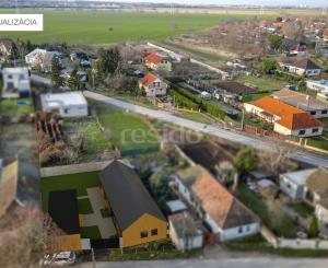 Lukratívny pozemok v centre Paty so starším domom – vhodné na rekonštrukciu alebo novú výstavbu (rodinný dom / dvojdom)