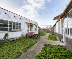 Lukratívny pozemok v centre Paty so starším domom – vhodné na rekonštrukciu alebo novú výstavbu (rodinný dom / dvojdom)