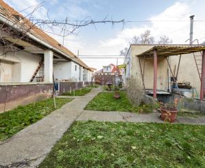 Lukratívny pozemok v centre Paty so starším domom – vhodné na rekonštrukciu alebo novú výstavbu (rodinný dom / dvojdom)