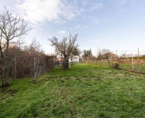 Lukratívny pozemok v centre Paty so starším domom – vhodné na rekonštrukciu alebo novú výstavbu (rodinný dom / dvojdom)