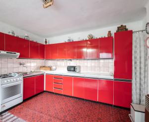 Lukratívny pozemok v centre Paty so starším domom – vhodné na rekonštrukciu alebo novú výstavbu (rodinný dom / dvojdom)