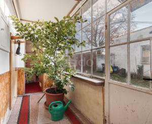 Lukratívny pozemok v centre Paty so starším domom – vhodné na rekonštrukciu alebo novú výstavbu (rodinný dom / dvojdom)