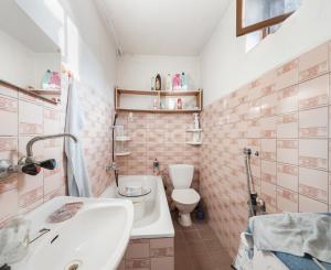 Lukratívny pozemok v centre Paty so starším domom – vhodné na rekonštrukciu alebo novú výstavbu (rodinný dom / dvojdom)