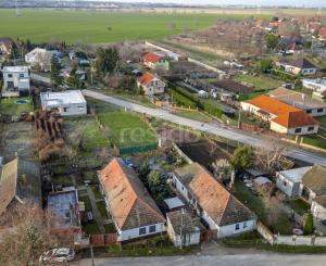 Lukratívny pozemok v centre Paty so starším domom – vhodné na rekonštrukciu alebo novú výstavbu (rodinný dom / dvojdom)