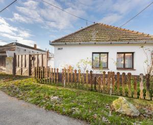 Lukratívny pozemok v centre Paty so starším domom – vhodné na rekonštrukciu alebo novú výstavbu (rodinný dom / dvojdom)