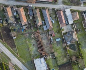 Lukratívny pozemok v centre Paty so starším domom – vhodné na rekonštrukciu alebo novú výstavbu (rodinný dom / dvojdom)