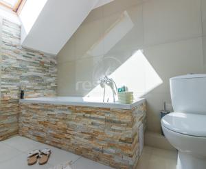 Svetlý 2-izbový mezonet v centre Malaciek