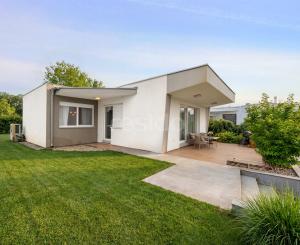 Štýlový víkendový dom s jazerom v srdci prírody v Malých Levároch