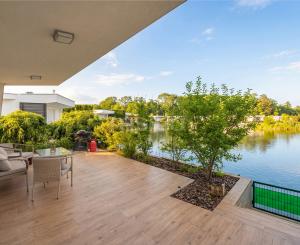 Štýlový víkendový dom s jazerom v srdci prírody v Malých Levároch