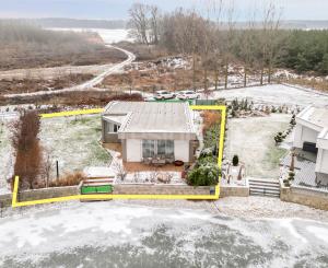 Štýlový víkendový dom s jazerom v srdci prírody v Malých Levároch