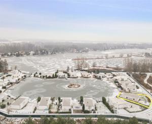 Štýlový víkendový dom s jazerom v srdci prírody v Malých Levároch