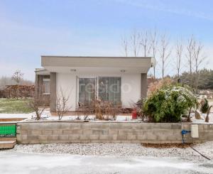 Štýlový víkendový dom s jazerom v srdci prírody v Malých Levároch