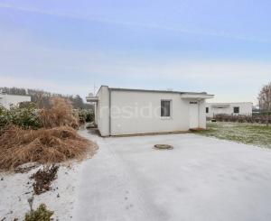 Štýlový víkendový dom s jazerom v srdci prírody v Malých Levároch