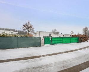 Štýlový víkendový dom s jazerom v srdci prírody v Malých Levároch