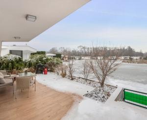 Štýlový víkendový dom s jazerom v srdci prírody v Malých Levároch