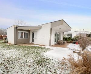 Štýlový víkendový dom s jazerom v srdci prírody v Malých Levároch