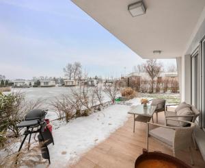 Štýlový víkendový dom s jazerom v srdci prírody v Malých Levároch