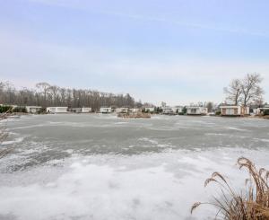 Štýlový víkendový dom s jazerom v srdci prírody v Malých Levároch