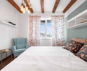 Štýlový víkendový dom s jazerom v srdci prírody v Malých Levároch