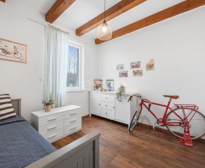 Štýlový víkendový dom s jazerom v srdci prírody v Malých Levároch