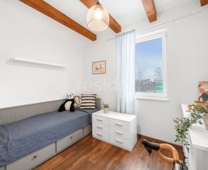 Štýlový víkendový dom s jazerom v srdci prírody v Malých Levároch