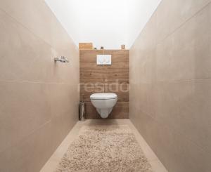 Štýlový víkendový dom s jazerom v srdci prírody v Malých Levároch