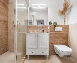 Štýlový víkendový dom s jazerom v srdci prírody v Malých Levároch