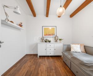 Štýlový víkendový dom s jazerom v srdci prírody v Malých Levároch