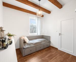 Štýlový víkendový dom s jazerom v srdci prírody v Malých Levároch