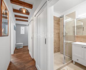 Štýlový víkendový dom s jazerom v srdci prírody v Malých Levároch