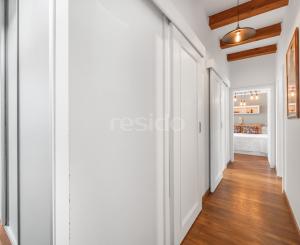 Štýlový víkendový dom s jazerom v srdci prírody v Malých Levároch