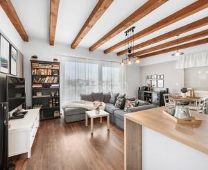 Štýlový víkendový dom s jazerom v srdci prírody v Malých Levároch