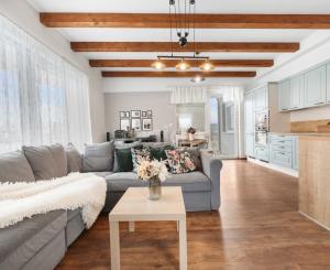 Štýlový víkendový dom s jazerom v srdci prírody v Malých Levároch