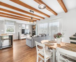 Štýlový víkendový dom s jazerom v srdci prírody v Malých Levároch